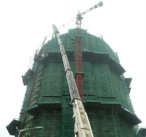 汝州吊车在工地上作业